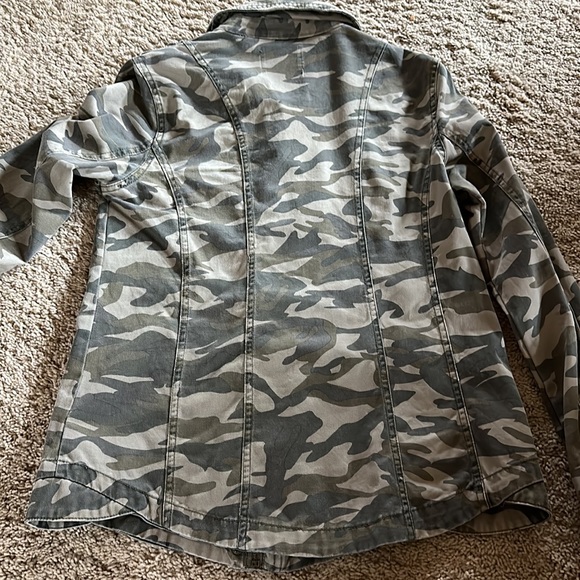 Mudd canvas Camo patterned jacket; semi fitted; S; pocket detailing; zip closure - Picture 6 of 6